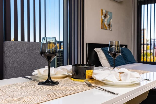 Bright Windowed Studio 10 mins to the City Centre