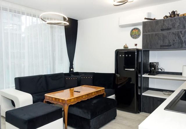 New Black & White Flat 5 Min Away From Sea Garden