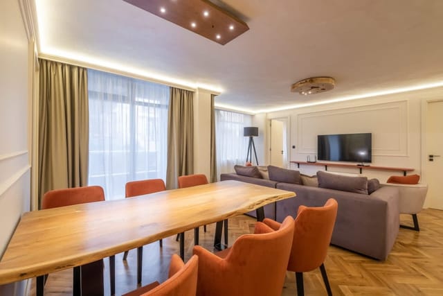 SOFapart Boutique Apt with 3 BDR + 2 BTH &amp; Parking - Photo 2