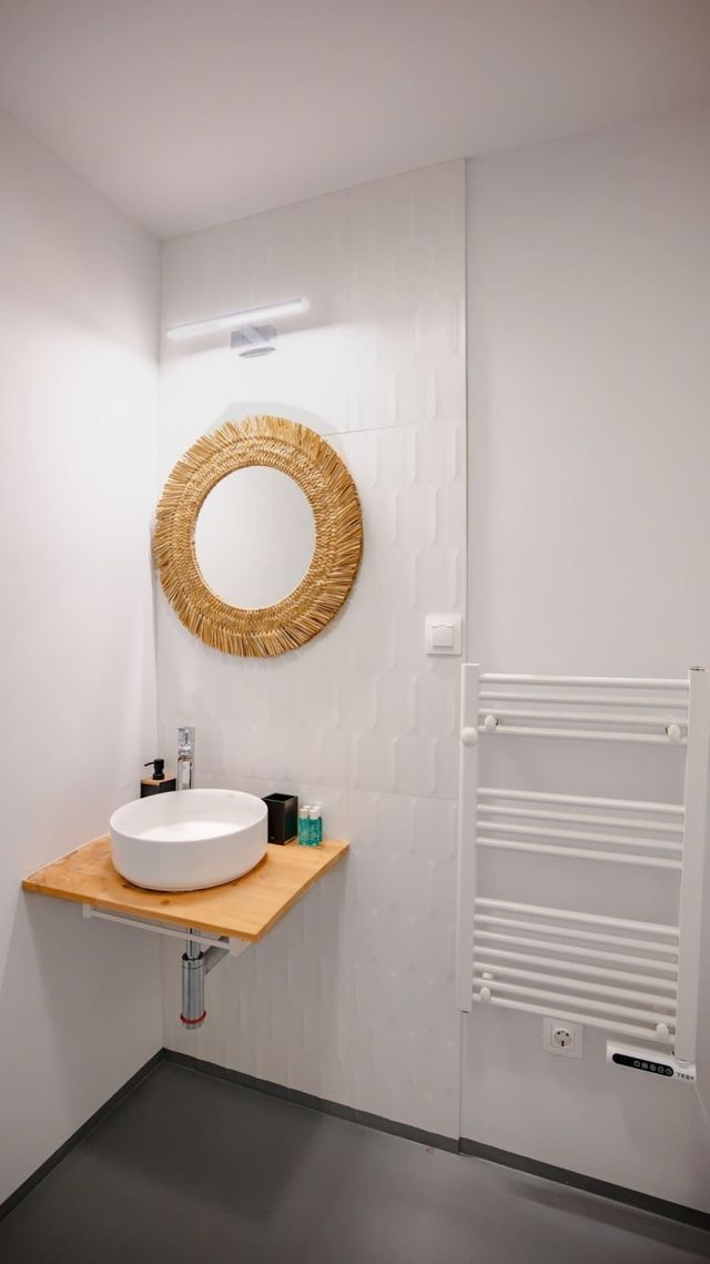 Aviva City Stay – 3 Private Studios Downtown