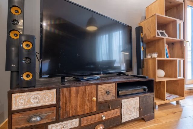 High-end Designer Aprt - AC & Lift & Balcony