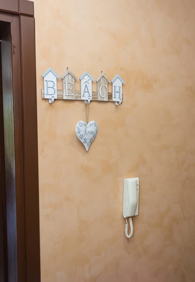 Beachside Haven: Charming 2BD near Golden Sands