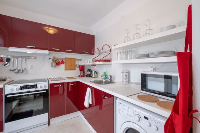 LZ Spacious One Bedroom Apartment in Top Centre