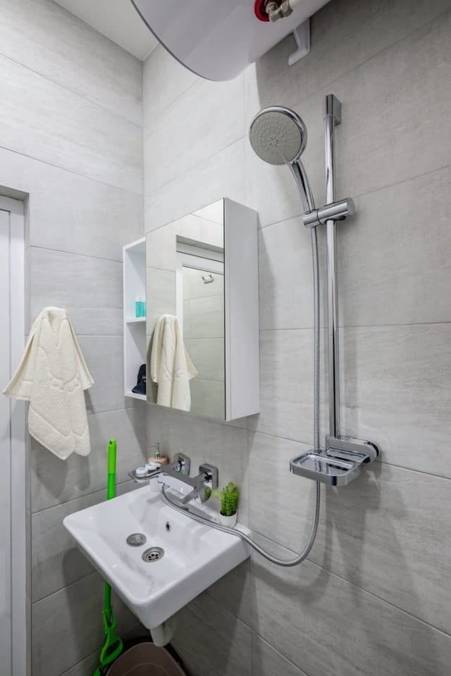 Cozy and Central 2BD Flat - At the Heart of It All