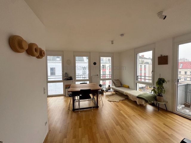 Bright Modern Apartment with Private Vienna Balcony - Photo 3