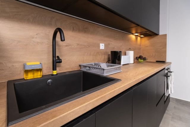 Central Plovdiv: Modern 1BR with Netflix & Balcony