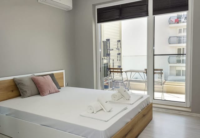 Sunny 1BD Flat in St Constantine &amp; Helena Complex - Photo 2