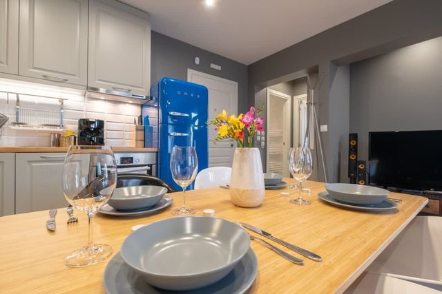 High-end Designer Aprt - AC & Lift & Balcony