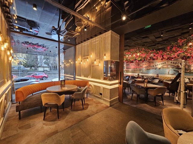 Luxuriously Romantic Restaurant in the Heart of Sofia