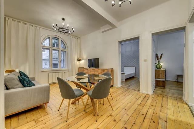 Classic Charm ~ 2BD Central Apartment