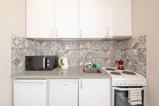 New 1930s quiet central apartment w/AC - 2 bedroom