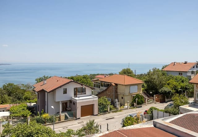 Cozy Sea-View Flat with Balcony in Galata, Varna