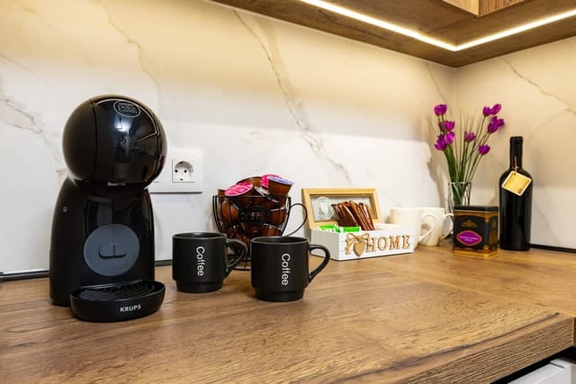 Stylish 1BD with Desk in Karshiaka