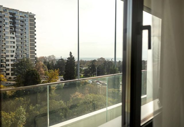 Cozy 1-Bedroom with Sea View & Parking