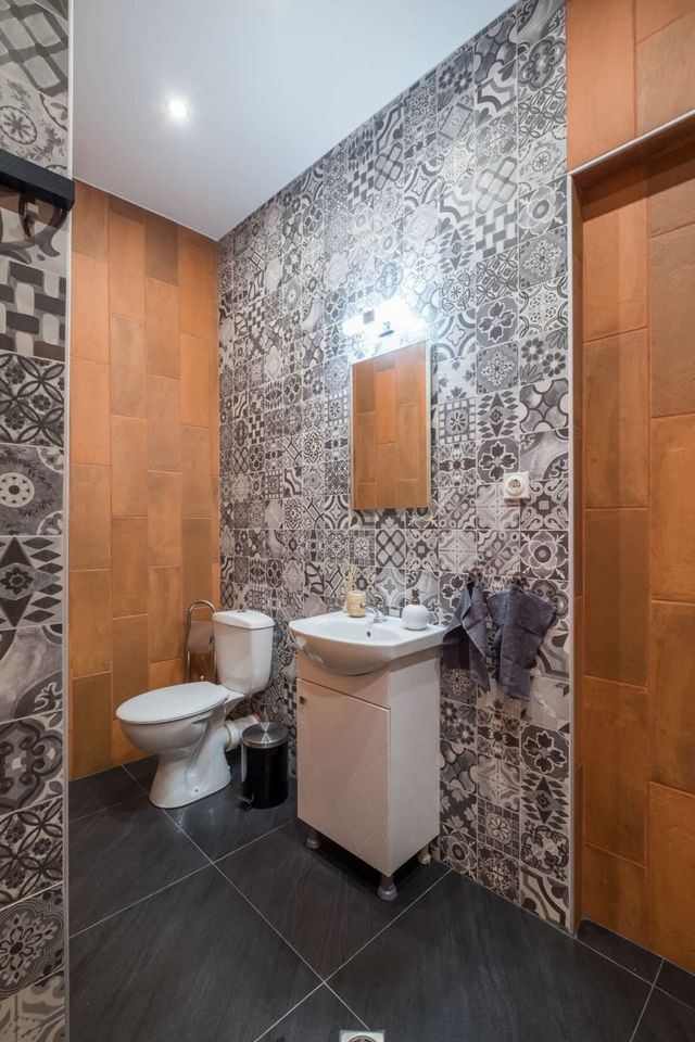 2 BDR & 2 BTHR Funky Apartment / Supreme Location