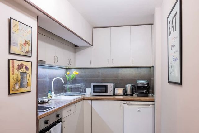 Central &amp; Beautiful Apartment - Perfect Location - Photo 3