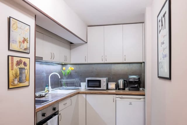 Central &amp; Beautiful Apartment - Perfect Location - Photo 3