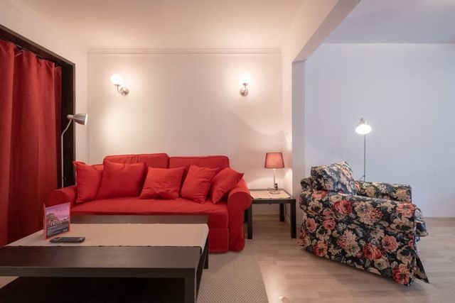 LZ Spacious One Bedroom Apartment in Top Centre