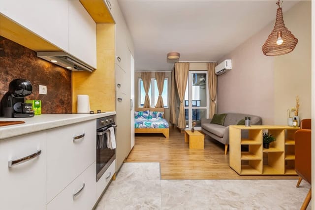 Plaza Nest - Cozy Studio Apartment