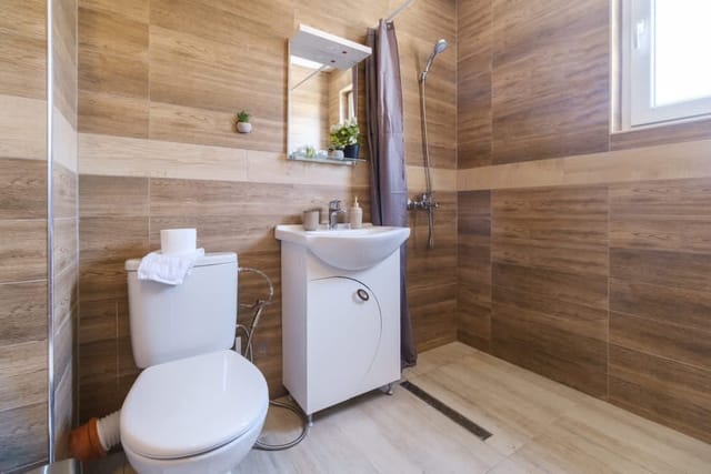 Serene Luxe Oasis Retreat on the Outskirts