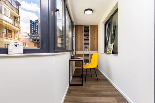 Stylish 1BD with Desk in Karshiaka