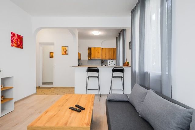 Central 1BD with Workspace & Subway Access