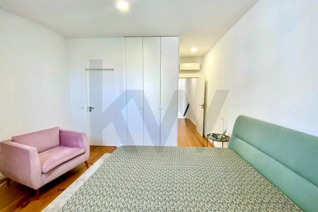 2 BDR & 2 BTHR Duplex with 2 balconies