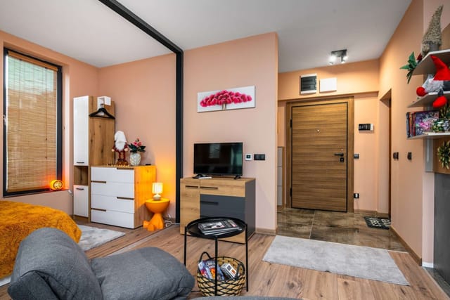 Warm & Stylish Retreat in a Quiet Area