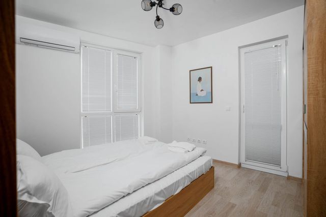 1BR Flat Steps from Metro and Tram Stops