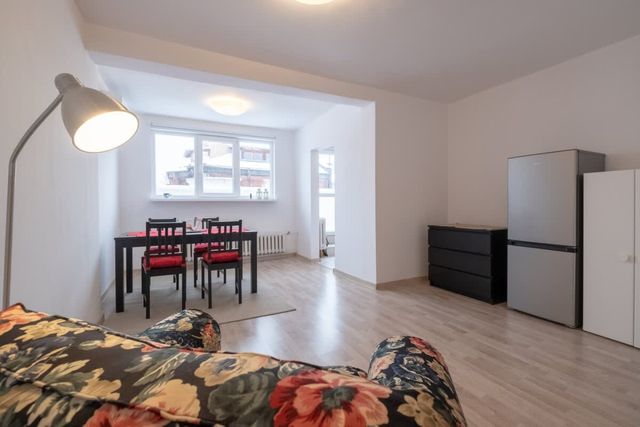 LZ Spacious One Bedroom Apartment in Top Centre