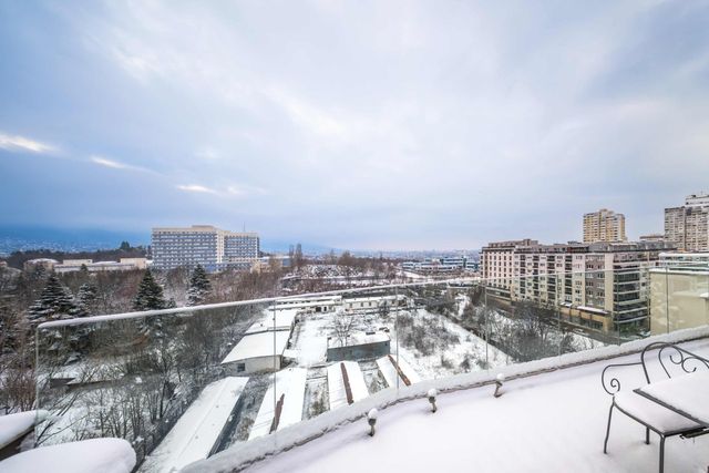 Sunny 1BR with Balcony