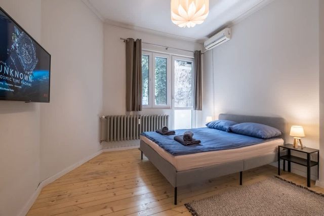 Spacious 2BD Flat | Central Location &amp; 2 Balconies - Photo 3