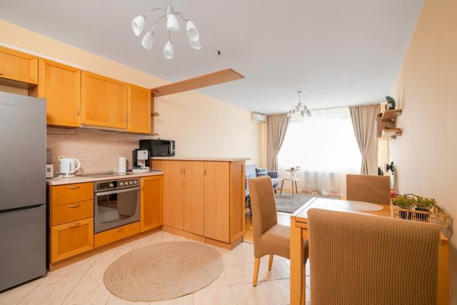 City Haven: Expansive Apartment in Prime Location - Photo 3