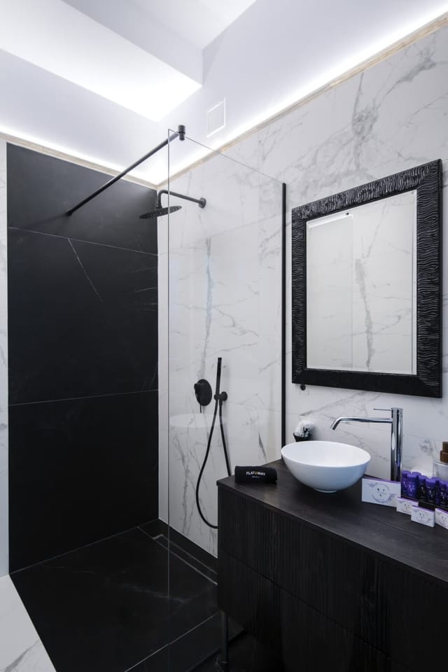 Exquisite Penthouse: Luxe Living with City Views