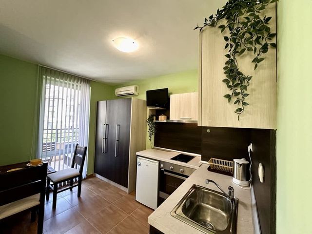 Paradise Dreams Lively Studio with pool view