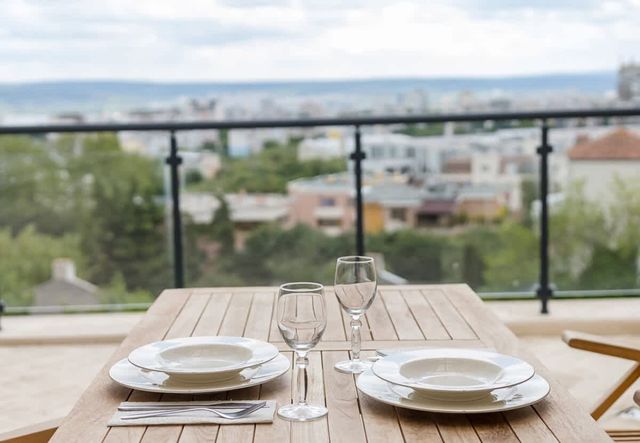 Stylish Flat with Balcony & City Views–Briz, Varna