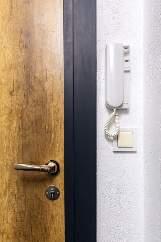 Bright Windowed Studio 10 mins to the City Centre