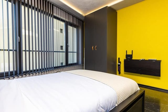 Bright Windowed Studio 10 mins to the City Centre