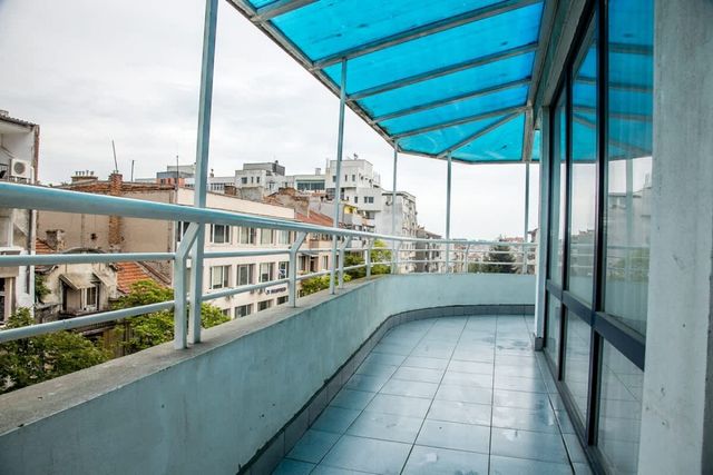 Spacious & Sunny Maisonette w/ Terrace near Centre