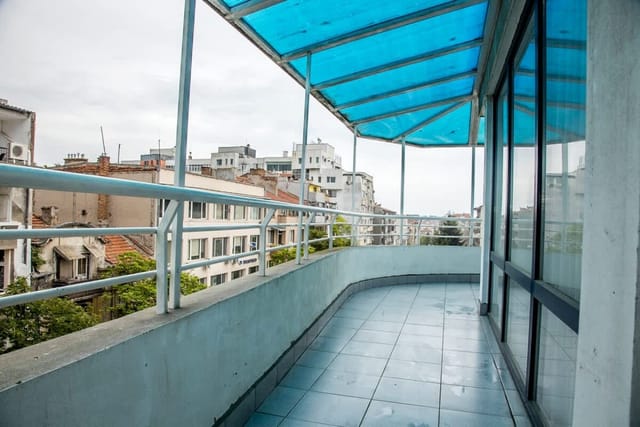 Spacious & Sunny Maisonette w/ Terrace near Centre