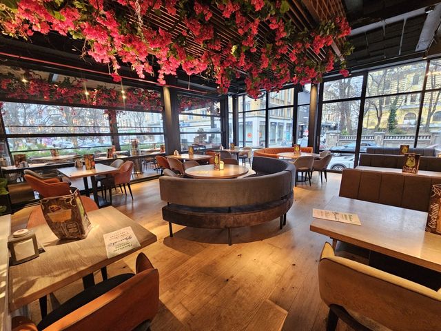 Luxuriously Romantic Restaurant in the Heart of Sofia