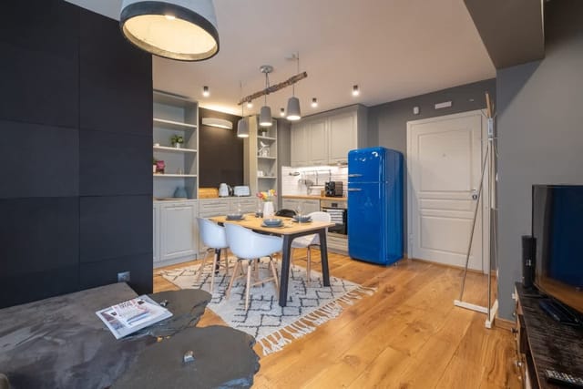 High-end Designer Aprt - AC & Lift & Balcony