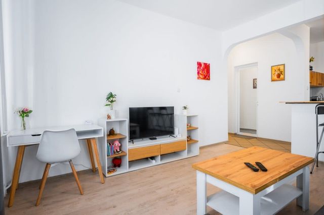 Central 1BD with Workspace & Subway Access