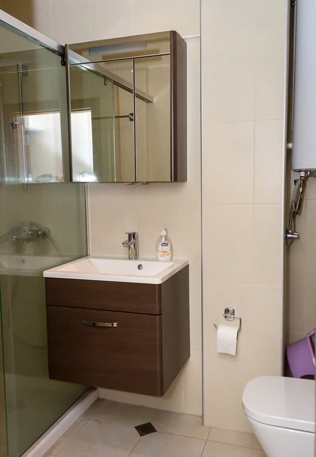 Cozy 2BD Flat with Balcony and Workspace