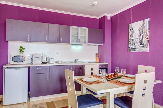 Colorful 2BD Apartment with Indoor Fireplace - Photo 3