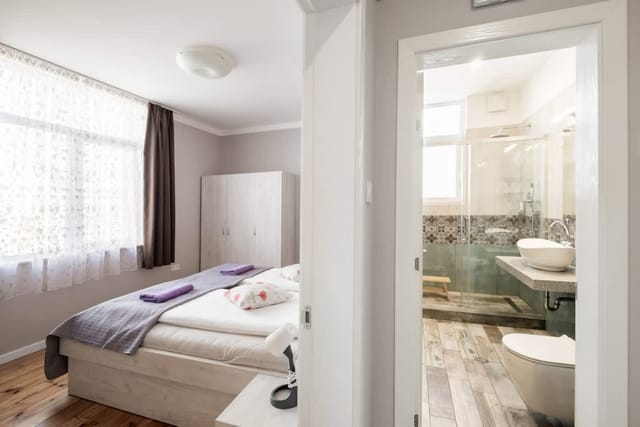 New 1930s quiet central apartment w/AC - 2 bedroom