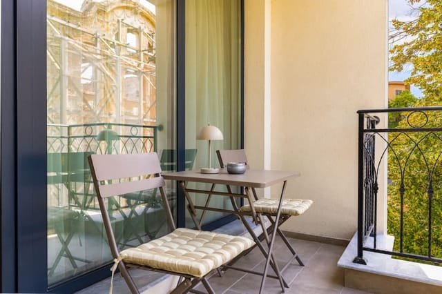 Downtown Modern Studio with Balcony