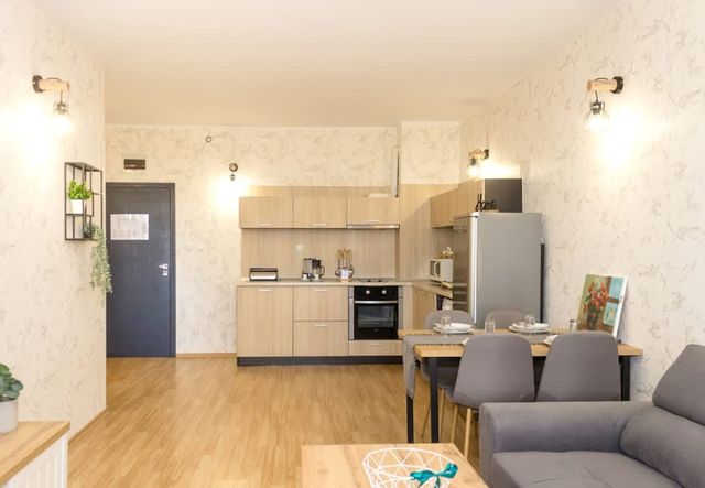 Bright 1-bedroom Flat with Balcony in Golden Sands - Photo 4