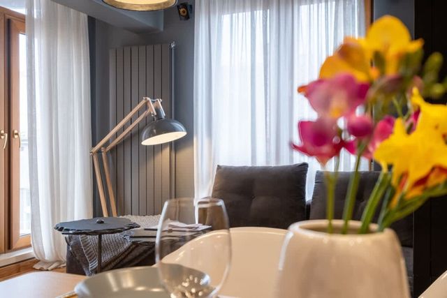 High-end Designer Aprt - AC & Lift & Balcony