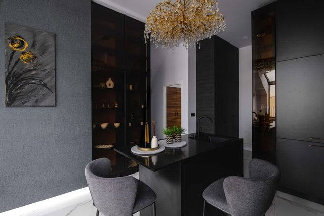 Exquisite Penthouse: Luxe Living with City Views